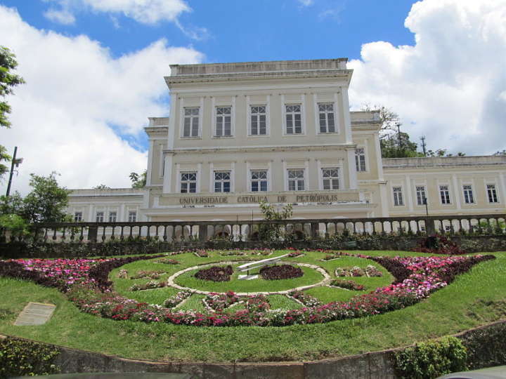 Fachada da Universidade Católica, um dos prédios históricos de Petrópolis