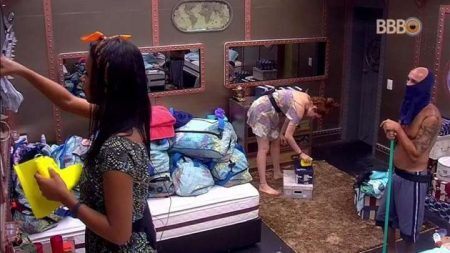 BBB 18: Gleici, Ayrton e Ana Clara fazem faxina no quarto submarino