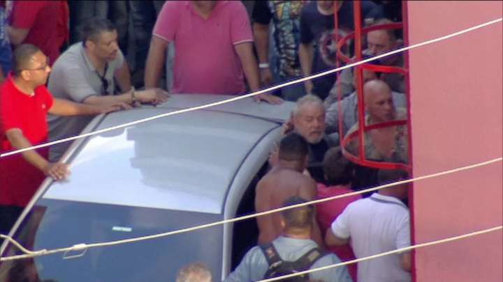 Lula tentava sair do prédio do sindicato, quando manifestantes impediram sua saída