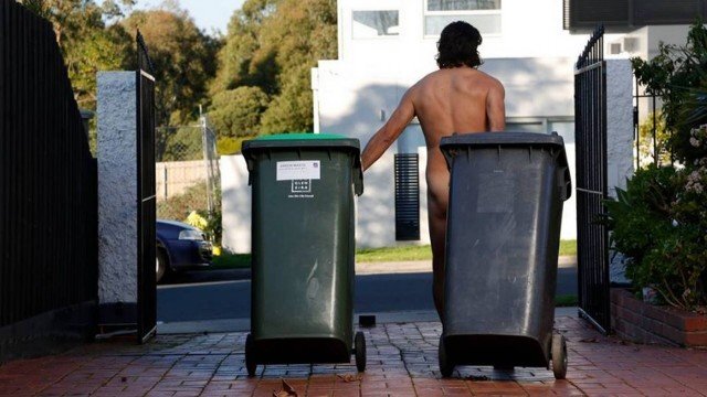 Após seis dias, os vizinhos instalaram uma camada de proteção em todas as janelas da casa