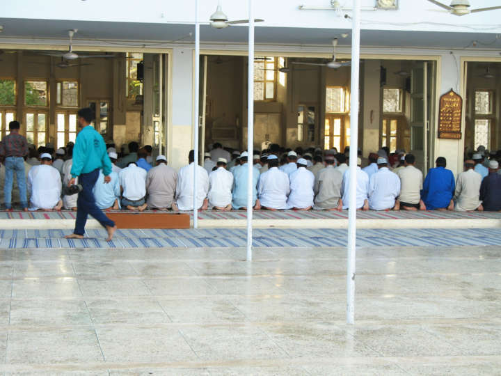 Cada muçulmano deve realizar diariamente cinco “Salás” (orações), voltadas para Meca