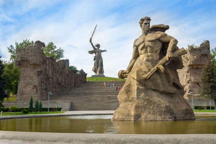 Monumentos em homenagem aos soldados mortos na batalha de Stalingrado, localizados no alto da colina Mamayev Kurgan