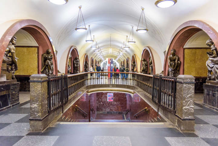 Interior da estação Ploshchad Revolyutsii, na Rússia