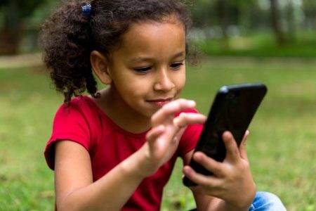 Crianças e o uso do celular para a educação e com o auxílio dos pais
