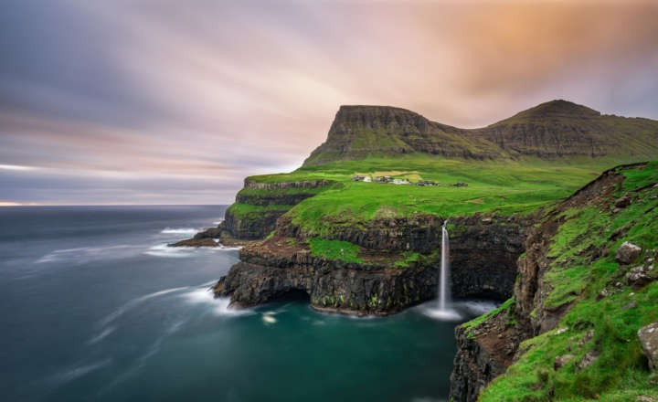 Vista do vilarejo de Gásadalur, nas Ilhas Faroé