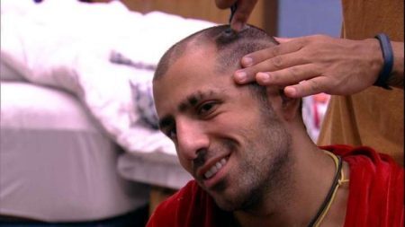 Viegas cortando o cabelo de Kaysar no BBB 18