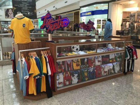 Especializada em camisas históricas de futebol e outros produtos esportivos, Liga Retrô está espalhada em shoppings de todo o país