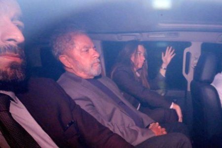 Foto nas redes sociais mostra Lula em carro da Polícia Federal em São Paulo