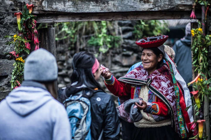 Quem percorre o Vale de Lares com o Mountain Lodges of Peru explora essa região mística em grande estilo
