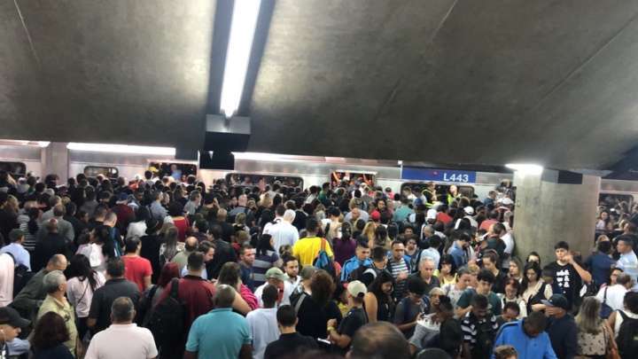 Caos no metrô paulistano provocado por falha de energia elétrica