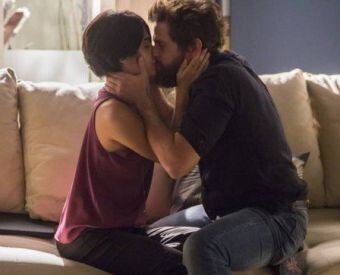 Adriana (Julia Dalavia) e Nicolau (Alejandro Claveaux) se beijarão em “O Outro Lado do Paraíso”