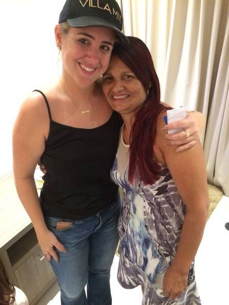 Patrícia e mãe de Gleici, do BBB 18, se encontram em Hotel