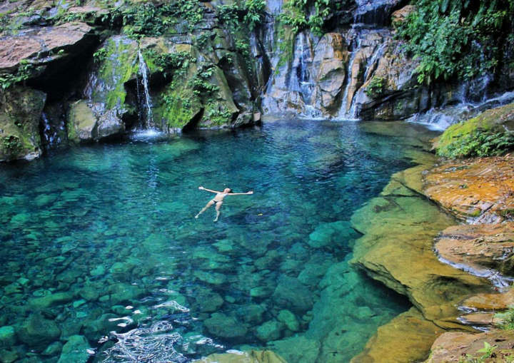 O Poço Azul tem águas mornas da lagoa formada em seu fundo de calcário, o que dá uma visibilidade de 98%