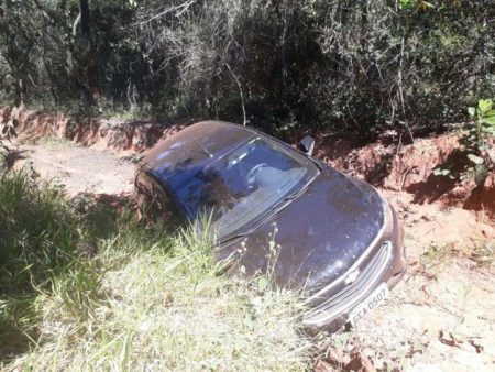 Carro do prefeito interino de Bariri, Paulo Henrique de Araújo (PSDB)