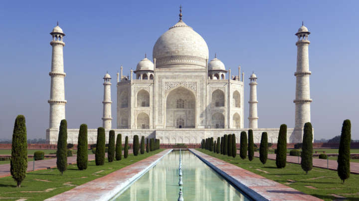 Construído no século 18, o Taj Mahal também vem sofrendo com os dejetos de pequenos insetos