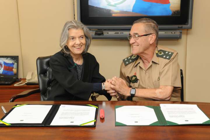 A ministra do STF, Carmen Lúcia, e o comandante do Exército, general Eduardo Villas Bôas, durante evento
