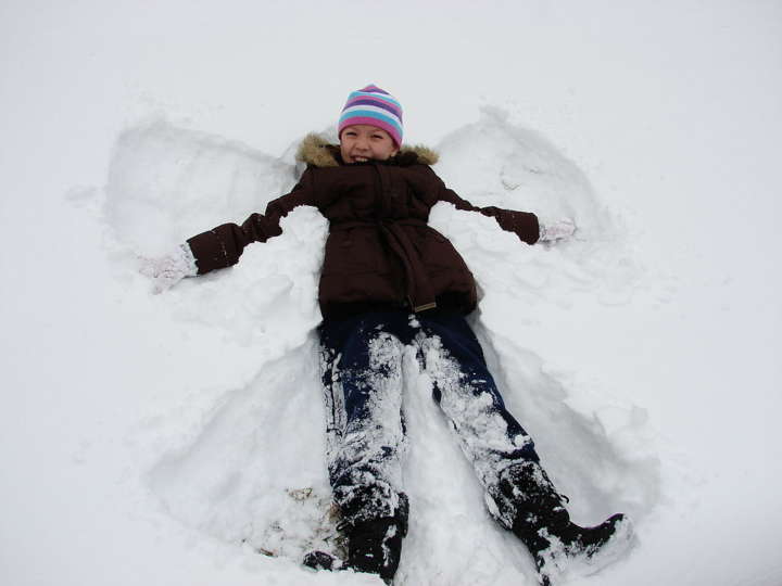 As crianças se divertem na neve