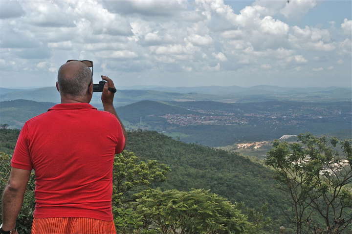 Turista filmando a cidade do alto do Mirante, na subida da Serra, caminho para algumas cachoeiras