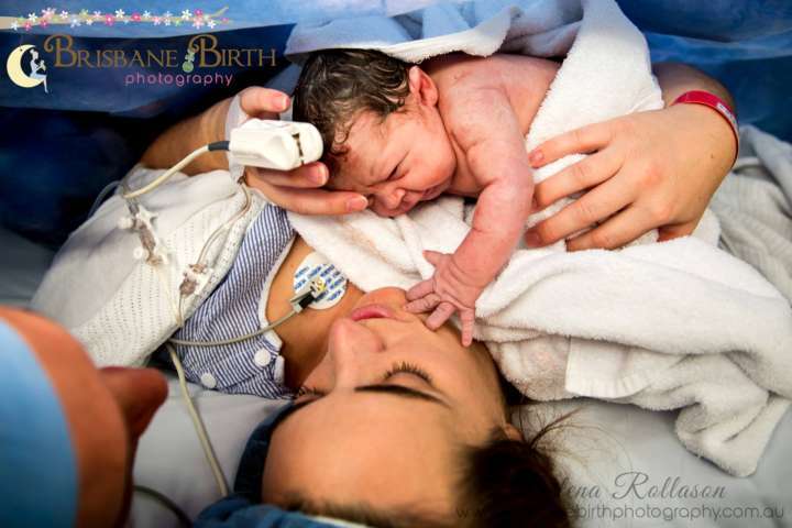 Fotógrafa australiana registra i momento que a bebê Olivia toca o rosto da mãe (