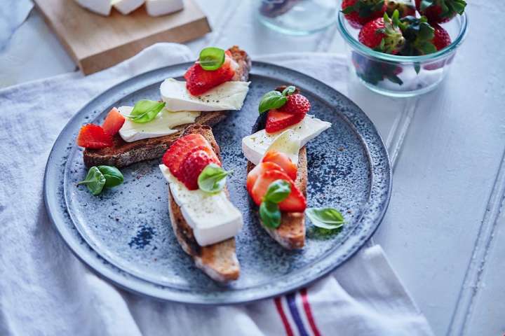 Frokost, o pão integral com geleias, queijos e frutas