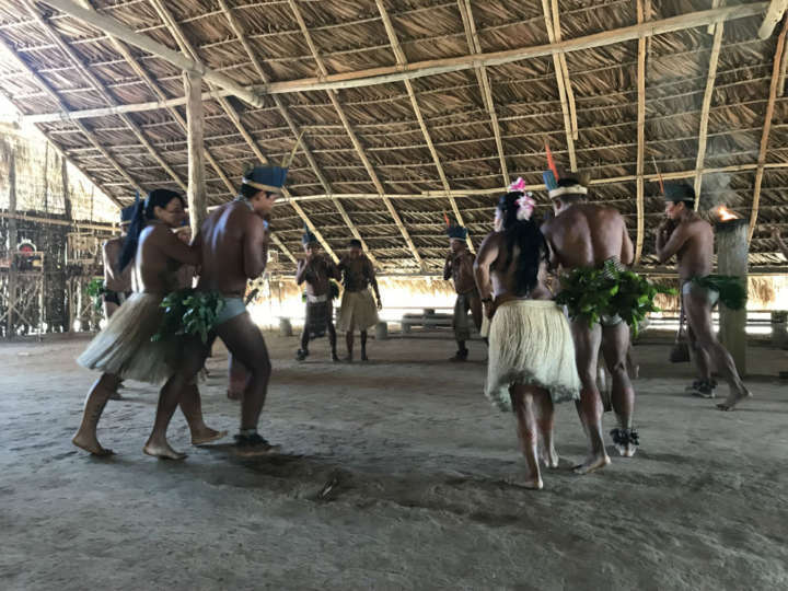 Índios mostram sua cultura aos turistas