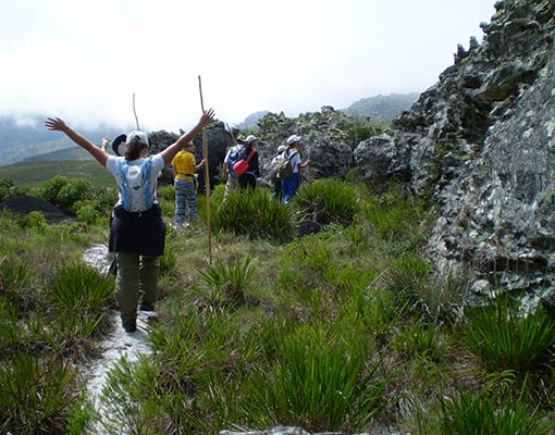 Trilha no Parque Estadual Pico do Itambé, em Capivari