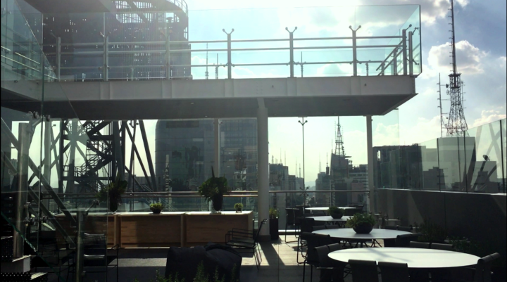 A cafeteria no 17º andar oferece uma experiência diferenciada para o público, com varanda, mirante e vista panorâmica.
