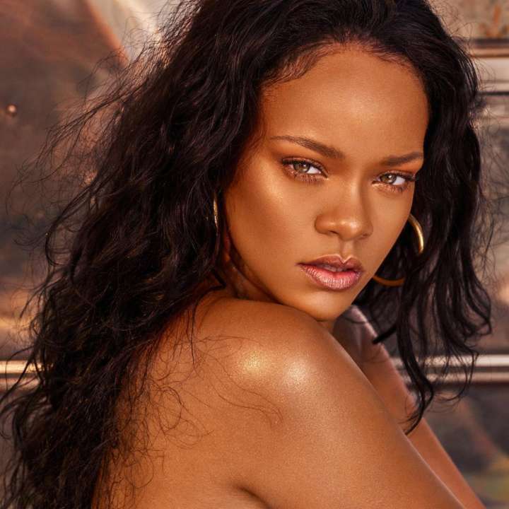 Desde seu lançamento, iluminador corporal de Rihanna virou febre entre as blogueiras do mundo inteiro