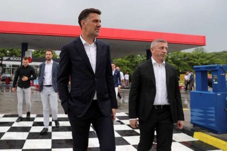 Sérvia convoca jogadores para a Copa em posto de gasolina