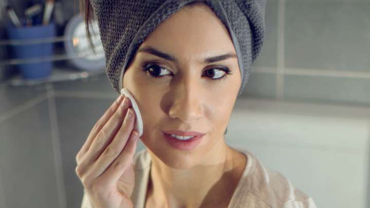 Maus hábitos de higiene da pele favorece a dilatação dos poros e o aparecimento de rugas