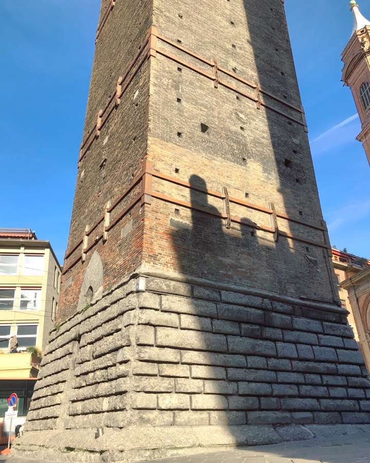 Torre degli Asinelli (A torre é bem alta e por isso não da para sair inteira na foto)