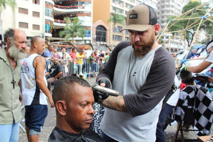 No Largo do Paissandu, ex-moradores de edifício incendiado ganham cortes de barba e cabelo