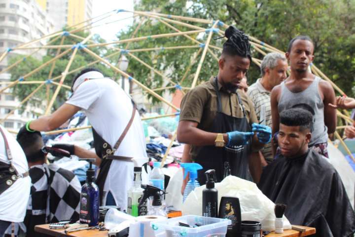 No Largo do Paissandu, ex-moradores de edifício incendiado ganham cortes de barba e cabelo