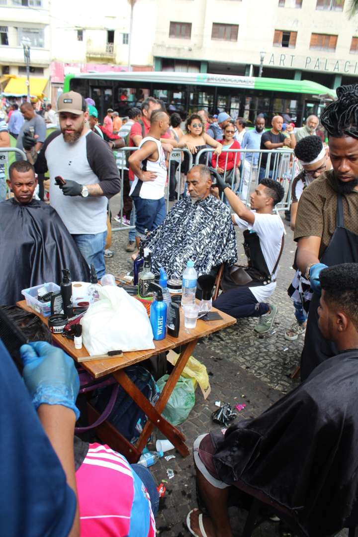 No Largo do Paissandu, ex-moradores de edifício incendiado ganham cortes de barba e cabelo