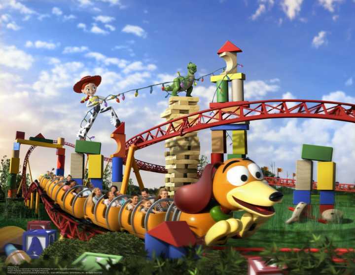 Nova montanha russa familiar Slinky Dog Dash inspirada no cachorro de mola do desenho Toy Story