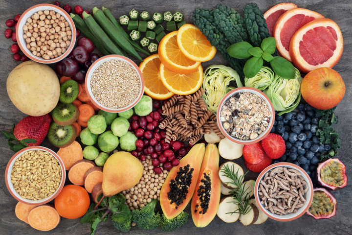 Hortaliças, frutas e grãos integrais fazem parte da dieta rica em fibras