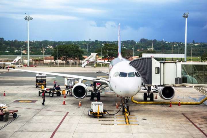 Abastecimento de avião no Aeroporto de Brasília