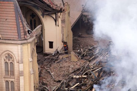 Igreja é destruída pelo fogo que atingiu um prédio em São Paulo