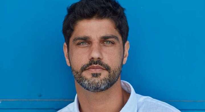 Bruno Cabrerizo atende pedidos de fãs e tira a barba