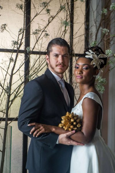 Bruno (Caio Paduan) e Raquel (Erika Januza) em casamento