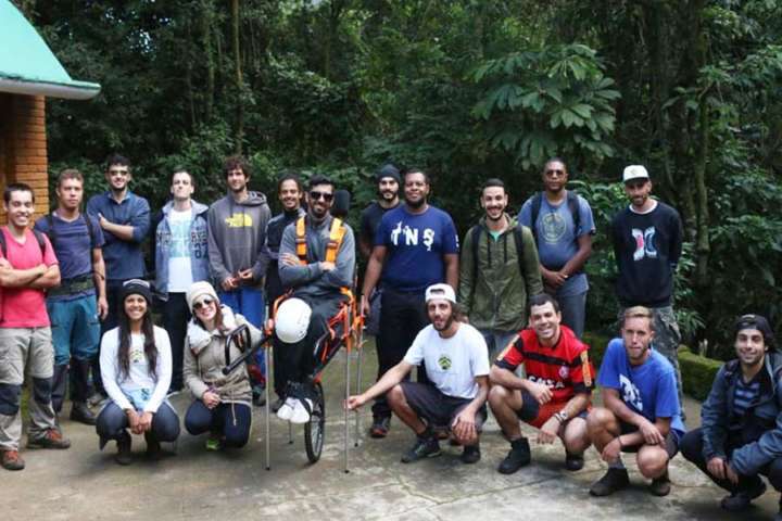 Gustavo com os amigos antes da trilha – Foto: Anderson Vieira