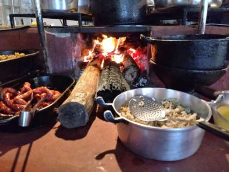 Mais de 50 pratos servidos no fogão à lenha do Restaurante Chão Nativo Bueno