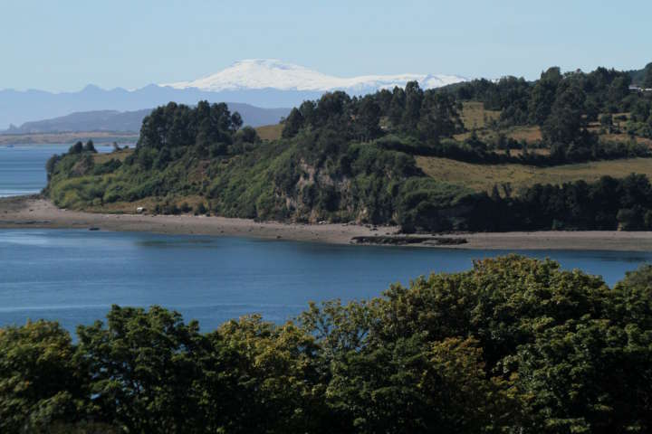 Ilha de Chelín e vulcão Michimawiva, em Chiloé, no Chile