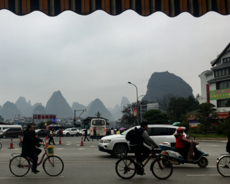 As montanhas aparecem na paisagem de qualquer canto de Yangshuo