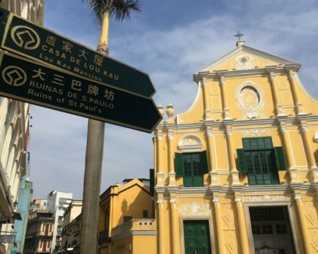 Em Macau, a cultura chinesa contrasta com a arquitetura portuguesa