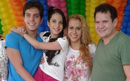 Chimbinha ao lado da ex-esposa Joelma e os dois filhos