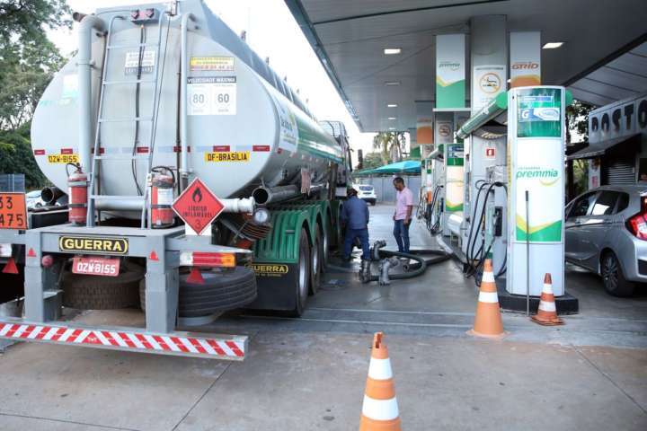 Caminhão-tanque abastece posto de combustível em Brasília