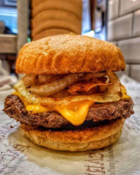 Vai dizer que esse sanduba do Pão com Carne não combina com uma H2OH! geladinha?