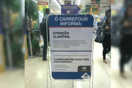 Foto tirada em Brasília diz: “Atenção clientes, devido à greve dos caminhoneiros, e para que todos os nossos clientes consigam aproveitar nossos preços e ofertas, estamos limitando a venda a, no máximo, cinco unidades de cada item por compra”.