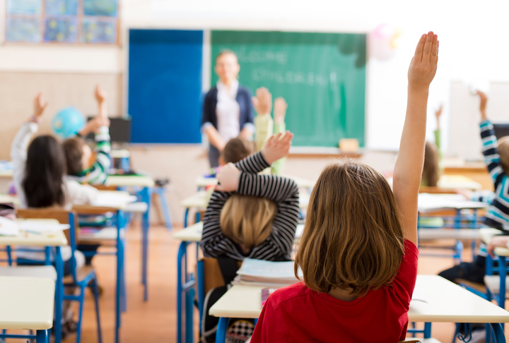 Segundo os defensores da Escola sem Partido, “a doutrinação político-ideológica em sala de aula constitui claro abuso da liberdade de ensinar”